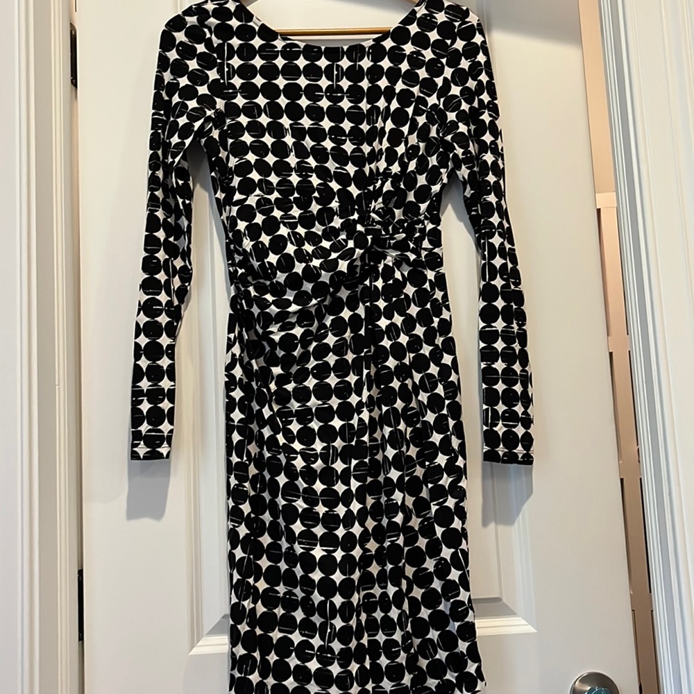 Beautiful black and white maternity dress size 6. Excellent condition